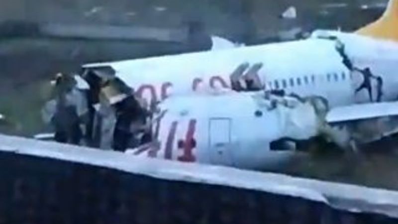 Kazanın ardından uçaktan çıkan yolcular