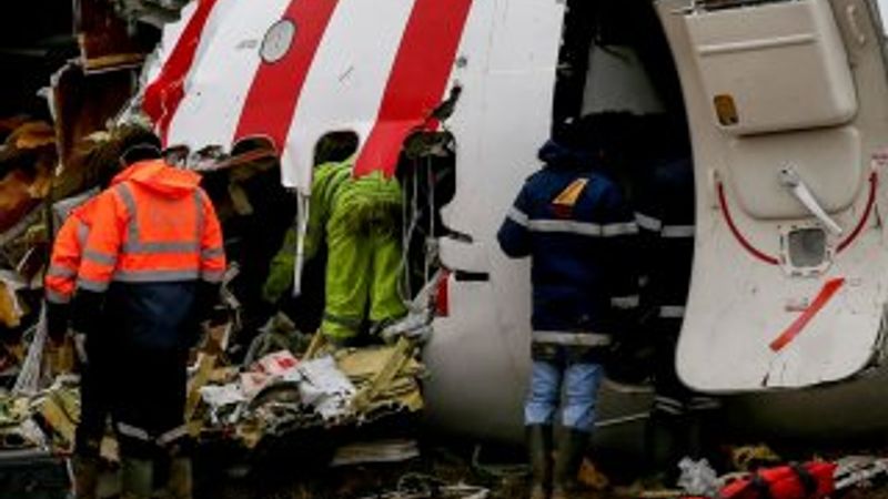 Pistten çıkan uçağın enkazı parçalanarak kaldırılacak