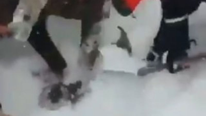 Çığ altından sağ çıkartılan vatandaşın o anları