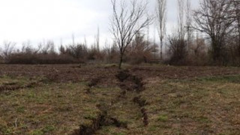 6.8'lik depremden sonra Malatya'da dev yarıklar oluştu