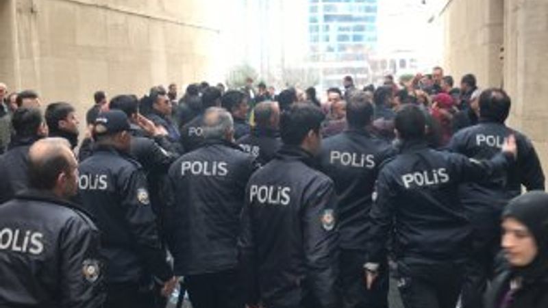 Cinayet davasının tarafları arasında arbede yaşandı