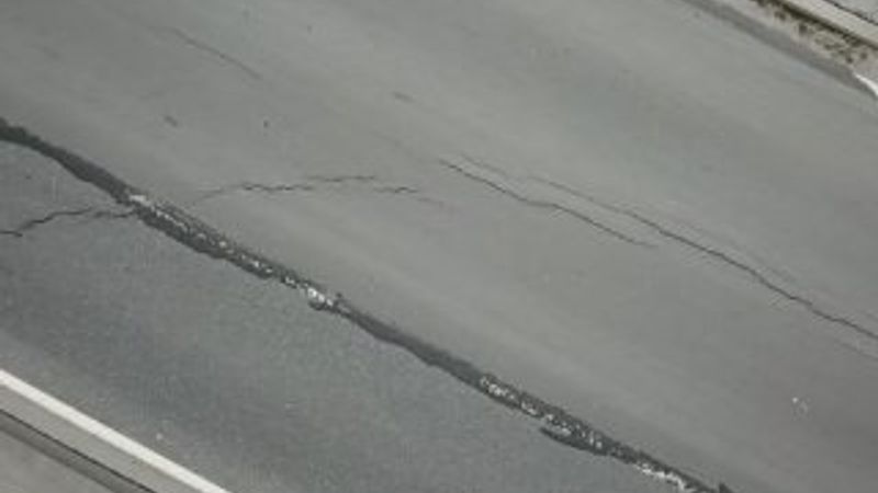 D-100 karayolu Avcılar yan yolda çatlaklar oluştu