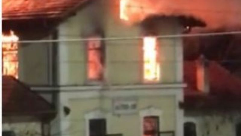 Kocaeli'de tarihi tren garı alevlere teslim oldu