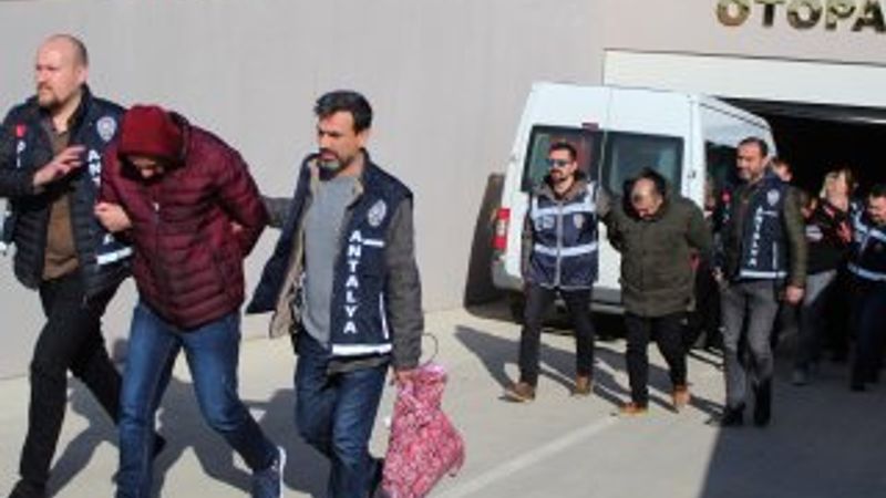 Antalya’da iş adamı arkadaşının verdiği bilgilerle soyuldu