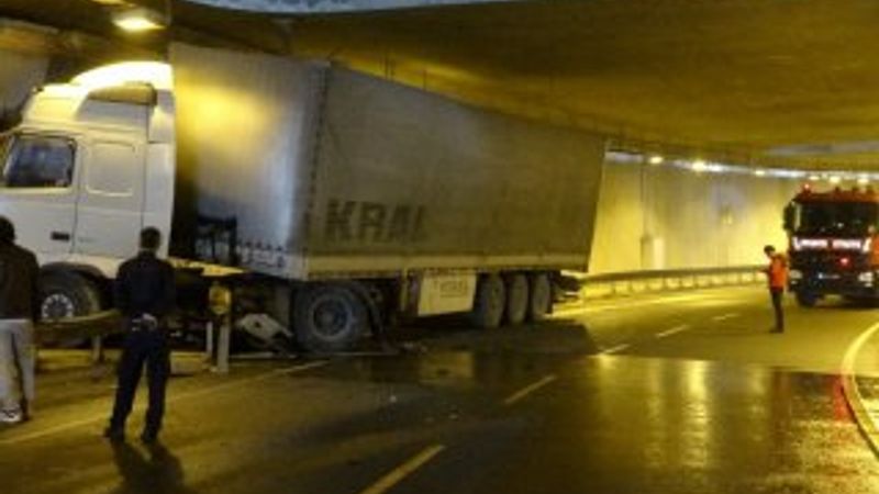 Tünelde duvara çarpan tır sürücünün burnu bile kanamadı