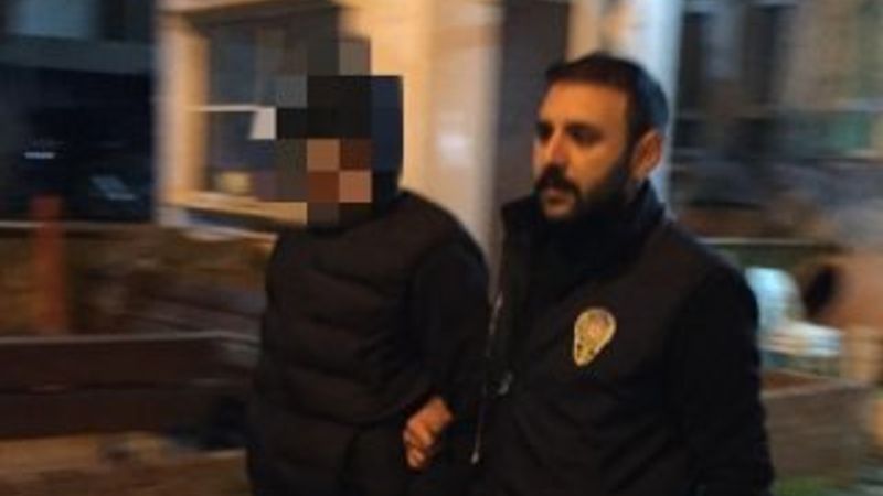 Evine giren hırsızı yol ortasında yakaladı