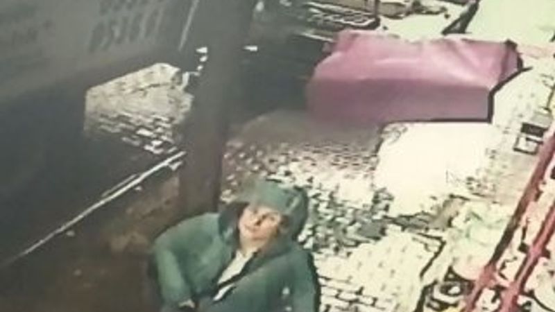 İzmir'de kaldırımda yürüyen kadın ölümden döndü