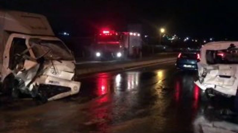 Büyükçekmece'de kamyonet minibüse çarptı: 2 yaralı