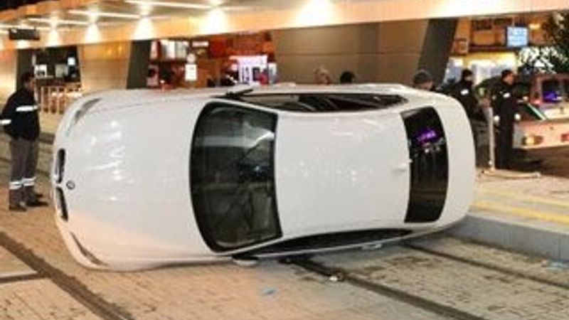 Alkollü sürücü, tramvay durağındaki yayaya çarptı