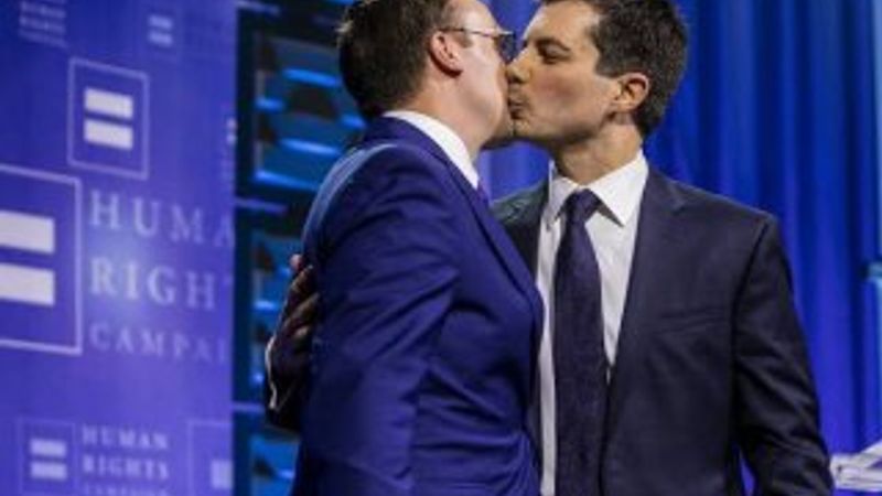 Trump’ın eşcinsel rakibi başkanlık yarışında arayı açıyor