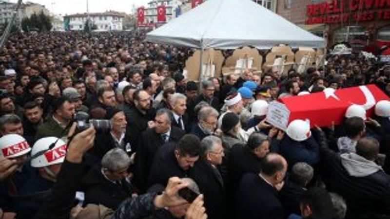 Kayseri'de şehit cenazesine binlerce kişi katıldı