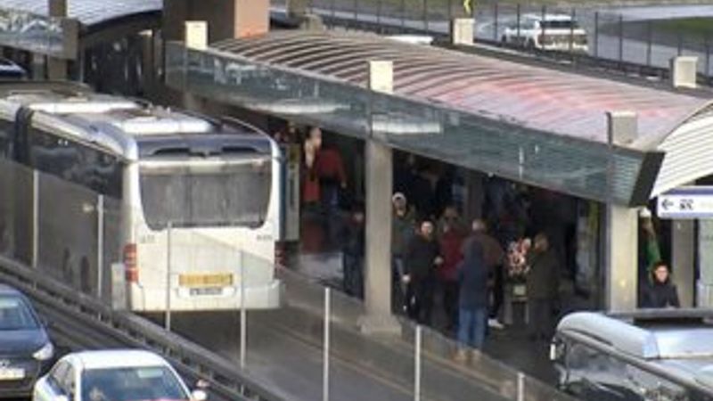 Zeytinburnu'nda durakta bekleyen yolcuya metrobüs çarptı