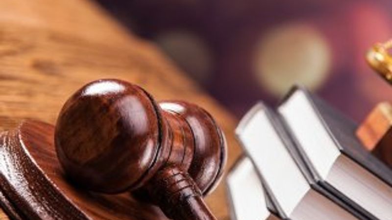 Ödevini evde unutan öğrencisini döven öğretmene hapis