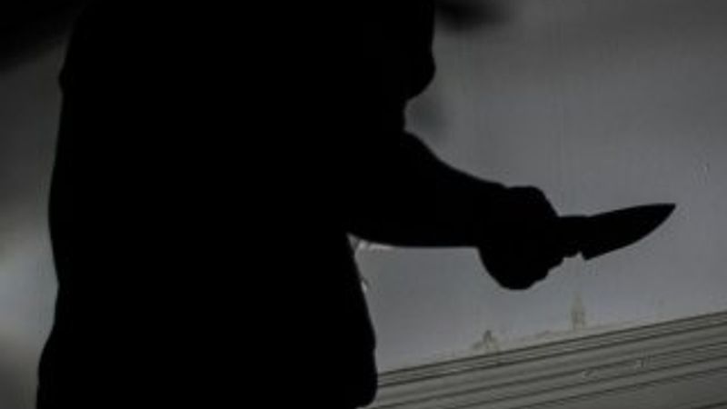 Evi yakmasına engel olan babasını öldürdü