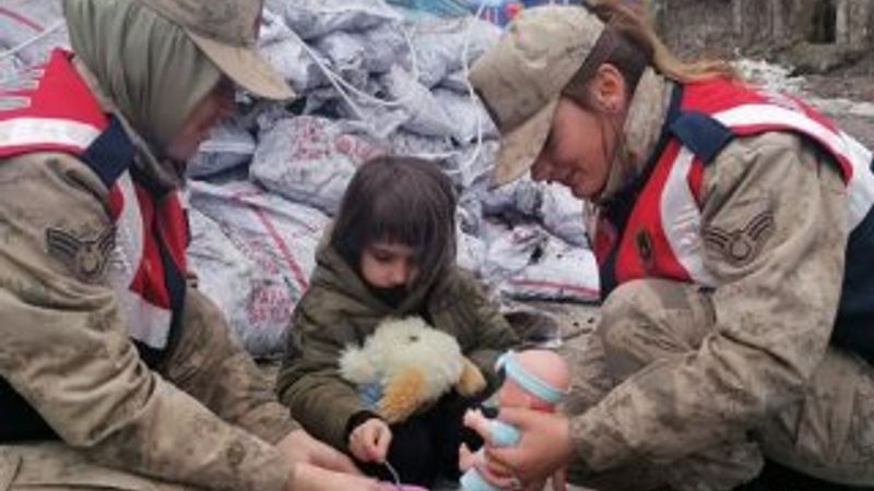 Kadın astsubaylar, depremzedelerin yaralarını sarıyor