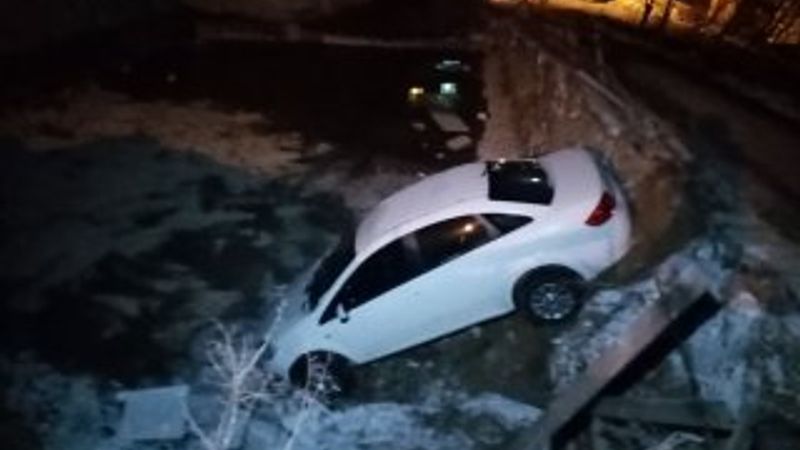 Tekirdağ'da bir araç inşaat çukuruna uçtu