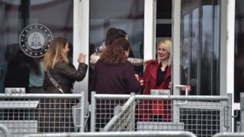 Kedicikler Adnan Oktar'ı yalnız bırakmadı