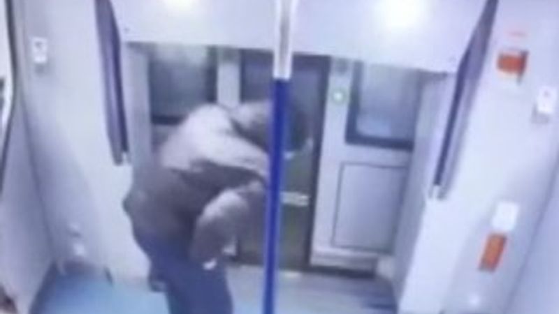 Yanlış metroya binen yolcu dışarı atladı