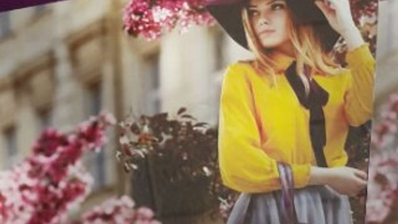 Muhafazakar giyim fuarı reklamında başı açık manken