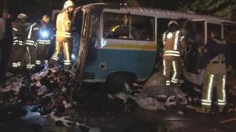 Esenler'de peş peşe park halindeki iki minibüs yandı