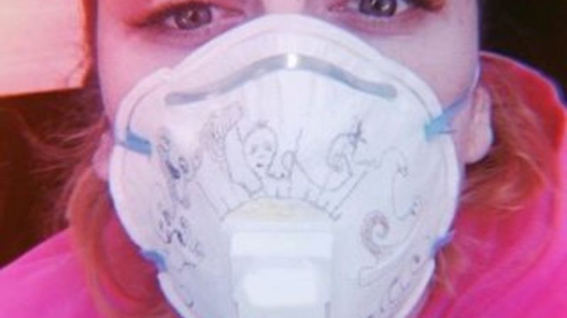 Demet Evgar, maskesiz gezmiyor