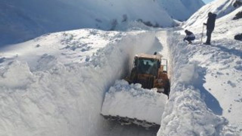 Hakkari'de kar, iş makinesinin boyunu aştı
