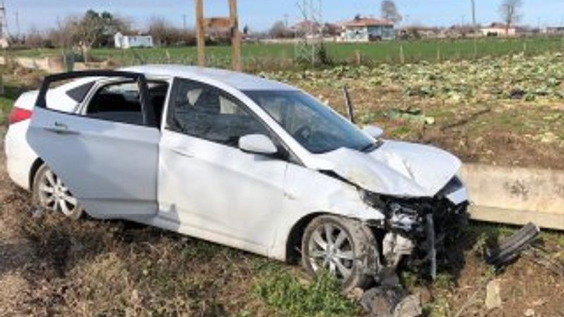 Otomobil sulama kanalına çarptı: 7 yaralı