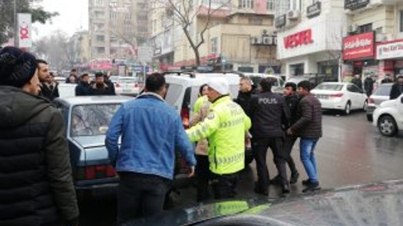 Kendisini uyaran garsona saldırdı