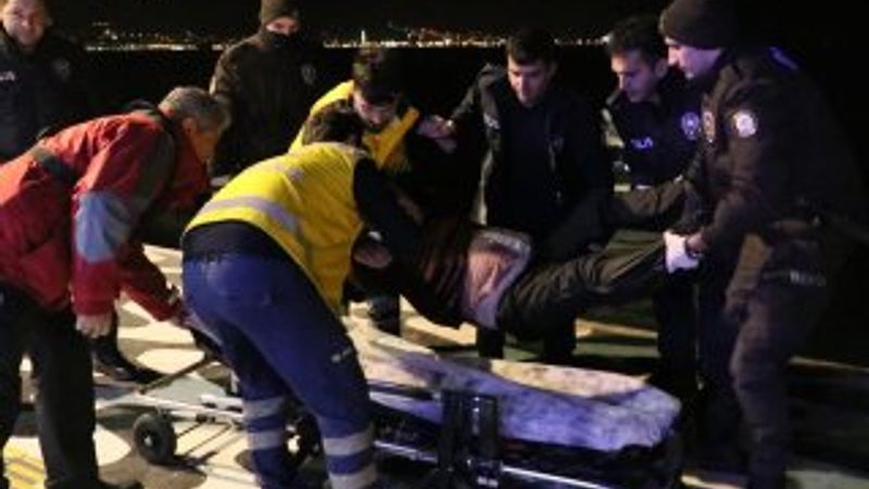 İzmir'de denize düşen yaşlı adamı polis kurtardı