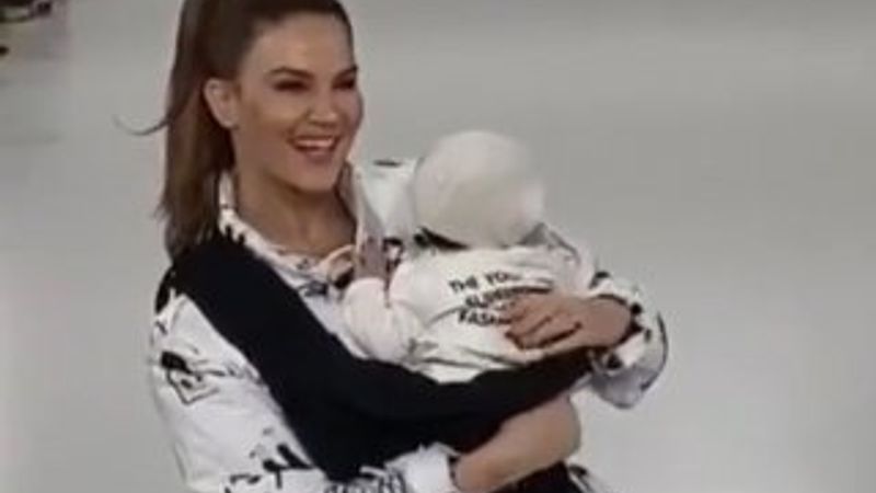 Tülin Şahin, bebeğiyle podyumda