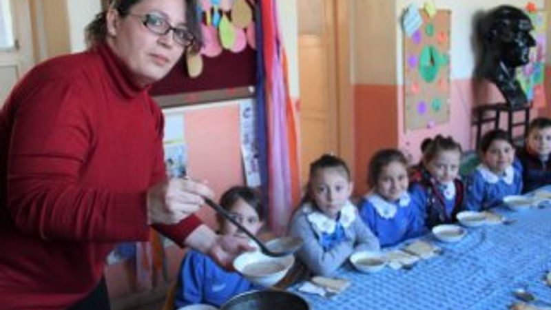 Öğrencilerine her sabah çorba pişiriyor