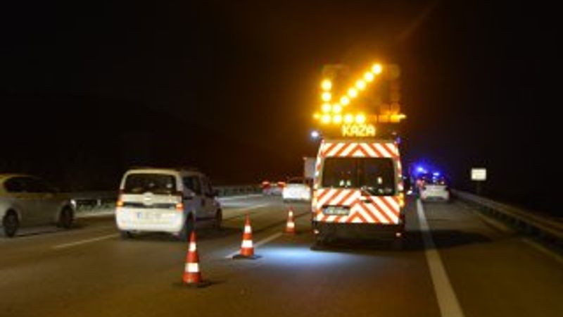 Kamyonete yardım etmek isteyenlere tır çarptı