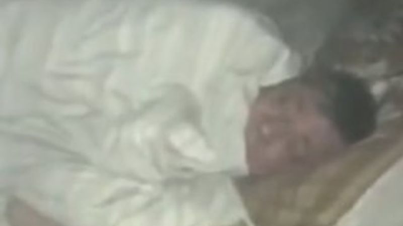 Mutfağı yanarken uyumaya devam eden adam