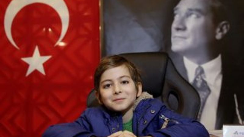 Felsefe kitapları okuyan Atakan'ın hedefi büyük