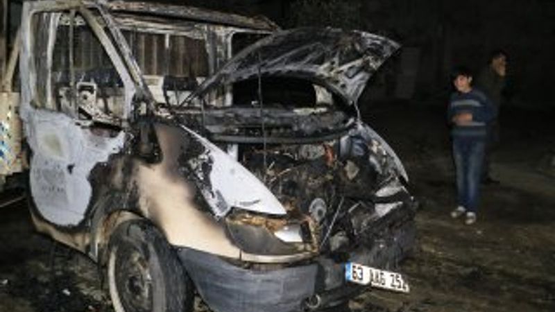 Adana'da kendisine borcu olan kardeşinin aracını yaktı