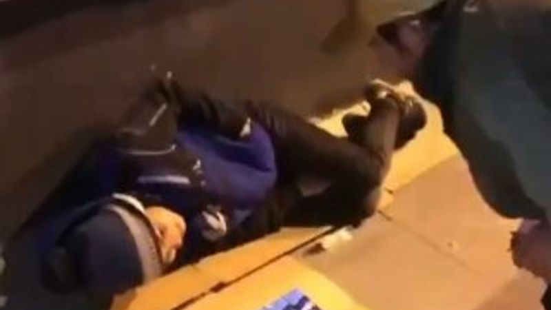 Yerde yatan Suriyeli çocukla dalga geçti