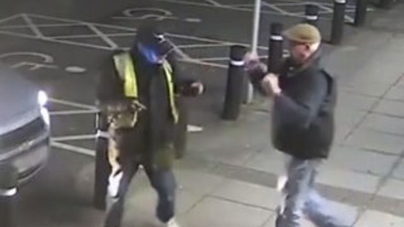 Parasını çalmaya çalışan hırsızı dövdü