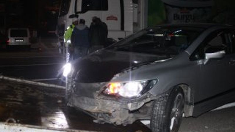 Uşak'ta alkollü sürücü tıra çarptı