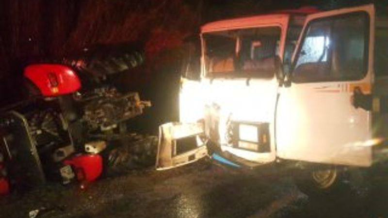 Aydın'da traktör ile minibüs çarpıştı