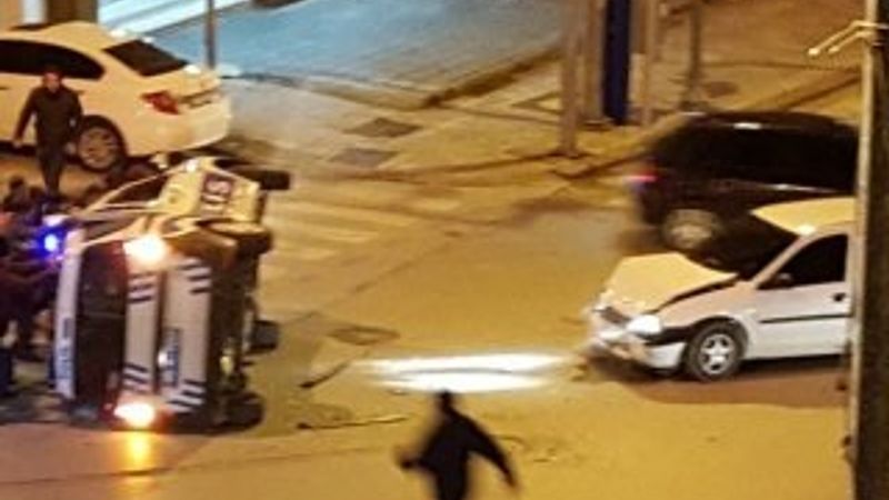 Kırmızı ışıkta geçti, polis aracına çarptı
