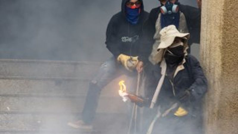 Kolombiya'da öğrenciler polisle çatıştı