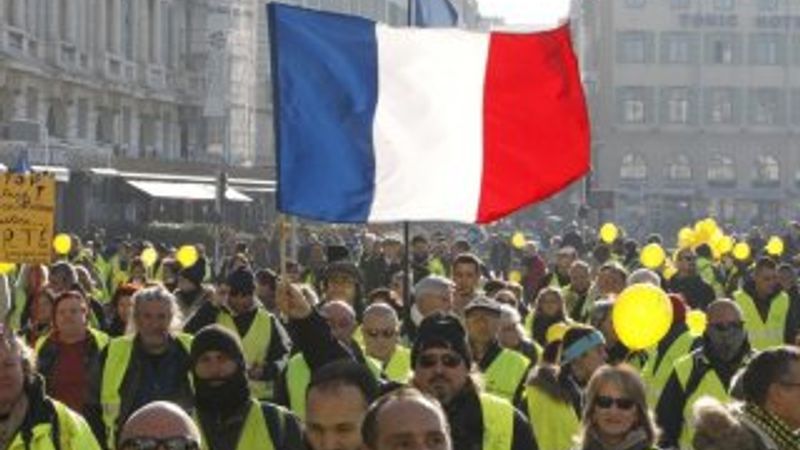 Fransa'da sarı yelekliler yeniden sokaklarda