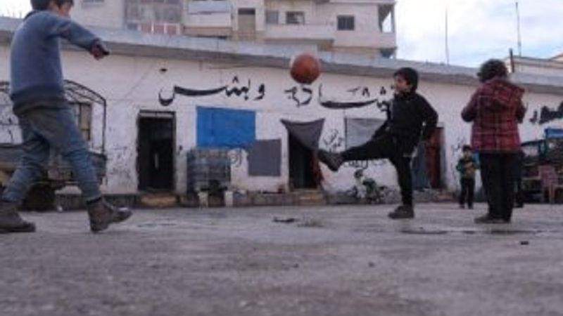 Rejim saldırılarından kaçan aileler, hapishaneye sığındı