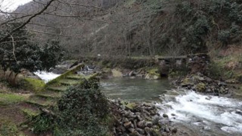 Rize'de tarihi kemer köprü yıkıldı