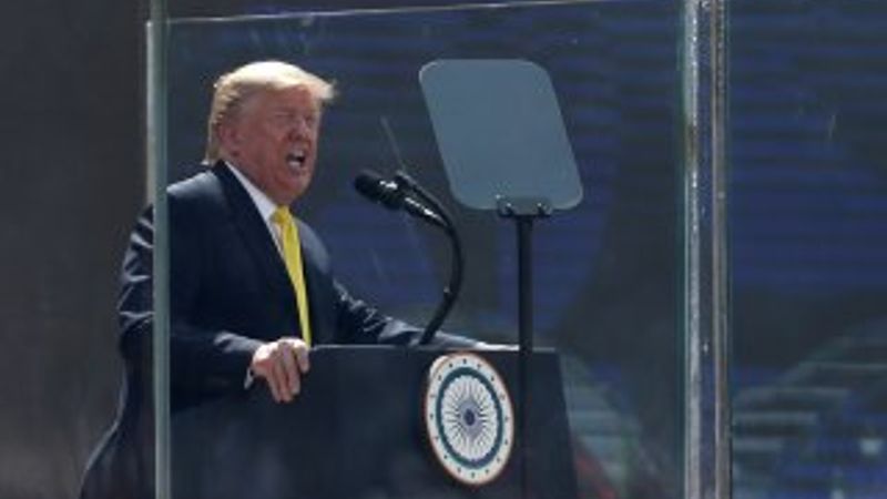 Trump, Hindistan'da 100 bin kişiye seslendi