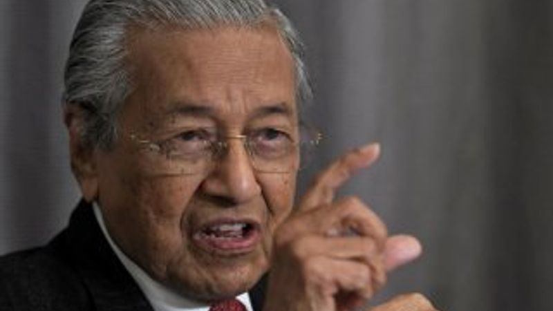 Malezya Başbakanı Mahathir istifa etti
