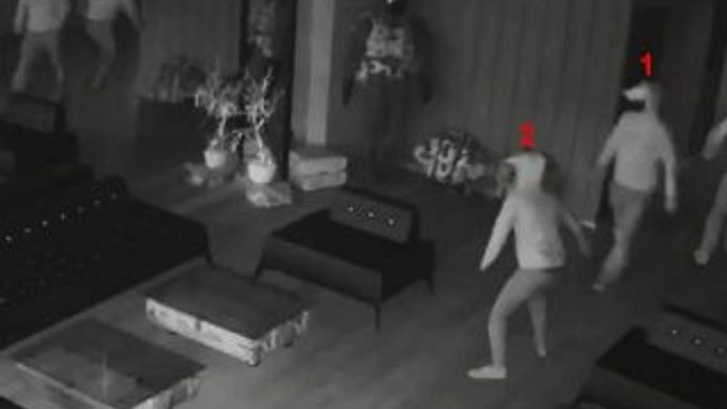 Antalya'da, aynada kendini gören hırsız panik oldu