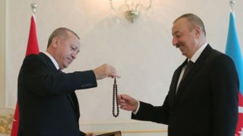 Cumhurbaşkanı Erdoğan, Aliyev'e tespih hediye etti