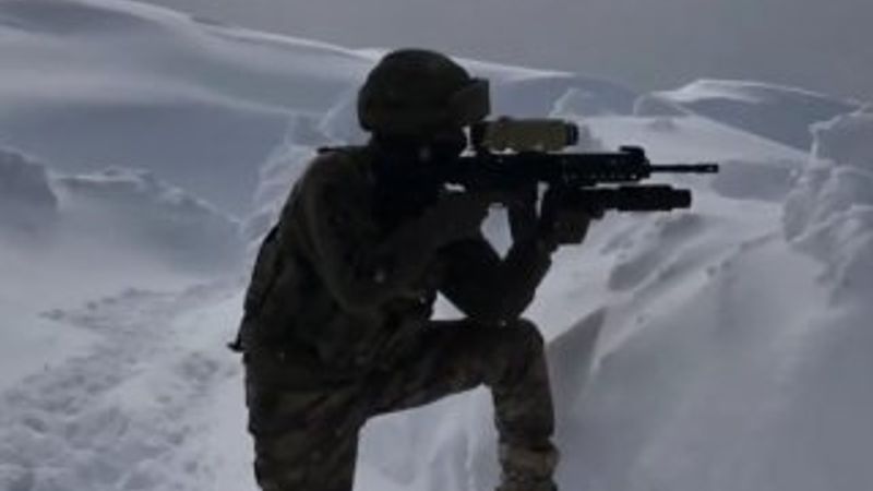 Türk askerini zorlu kış şartları pes ettirmiyor