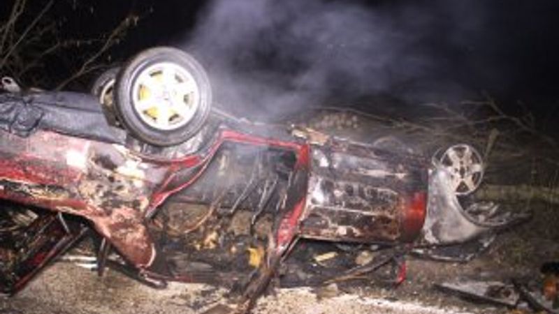 Çanakkale'de takla atan araç alev aldı